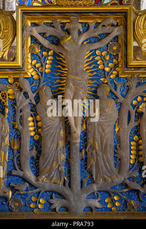 L'article de l'albâtre retable représentant une scène de la crucifiction faites par Ninian Comper. St George Church Brinsop Herefordshire UK. Septembre 2018. Banque D'Images