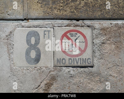 8 pieds, l'eau peu profonde, pas de signe de plongée au pied de la piscine Banque D'Images