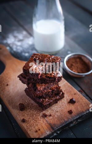Close-up of des brownies au chocolat sur une planche à découper Banque D'Images