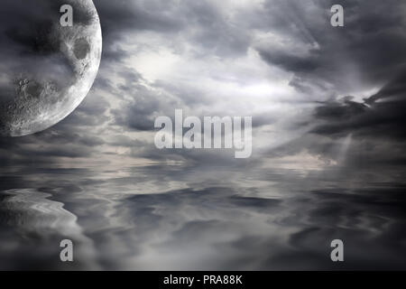 Grande lune au-dessus de l'eau paysage scifi avec les nuages de tempête. Hydropanorama de fantaisie en noir et blanc avec des reflets de la planète dans la mer Banque D'Images