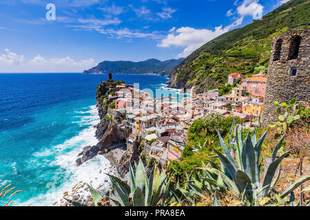 Vernazza village et sur la côte. Parc National des Cinque Terre, la Ligurie en Italie. Banque D'Images