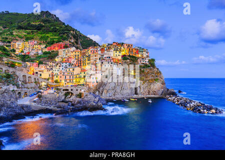 Manarola village au crépuscule. Parc National des Cinque Terre, la Ligurie en Italie. Banque D'Images