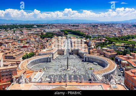 Rome, Italie. Célèbre la place Saint Pierre au Vatican et vue aérienne de la ville. Banque D'Images