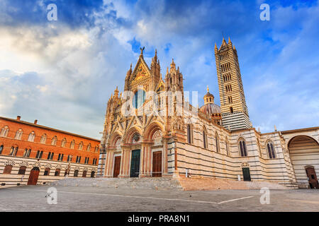 Sienne, Italie. La Cathédrale de Sienne (Duomo di Siena) au coucher du soleil. Banque D'Images