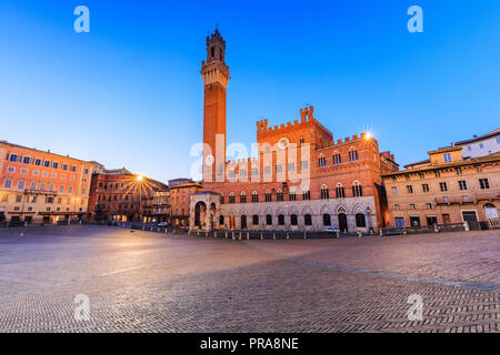 Sienne, Italie. Palazzo Pubblico et Piazza del Campo, au crépuscule. Banque D'Images