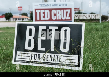 New York City, New York - 30 septembre 2018 : Beto O'Rourke et Ted Cruz affiches électorales sont vus dans beaucoup de zones d'habitation au Texas Banque D'Images