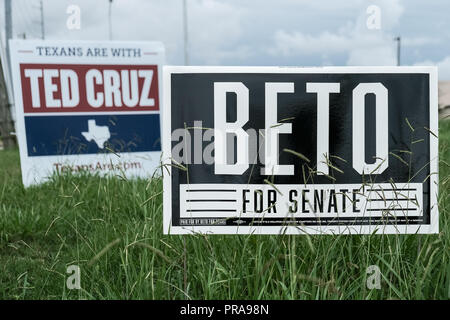 New York City, New York - 30 septembre 2018 : Beto O'Rourke et Ted Cruz affiches électorales sont vus dans beaucoup de zones d'habitation au Texas Banque D'Images