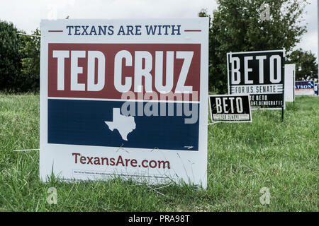 New York City, New York - 30 septembre 2018 : Beto O'Rourke et Ted Cruz affiches électorales sont vus dans beaucoup de zones d'habitation au Texas Banque D'Images