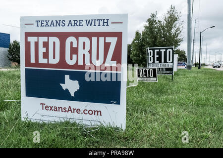 New York City, New York - 30 septembre 2018 : Beto O'Rourke et Ted Cruz affiches électorales sont vus dans beaucoup de zones d'habitation au Texas Banque D'Images