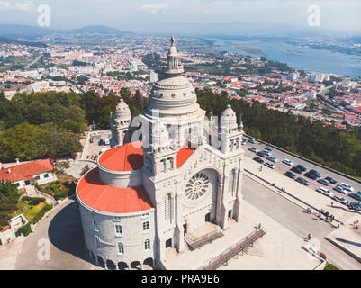 Vue aérienne de Viana do Castelo, Portugal, avec l'église Santa Luzia Basilica, tourné à partir de drone Banque D'Images