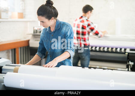 Concentrés woman working in printing office Banque D'Images