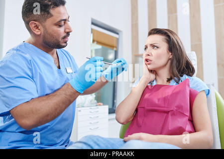 Jeune femme au bureau de dentistes Banque D'Images