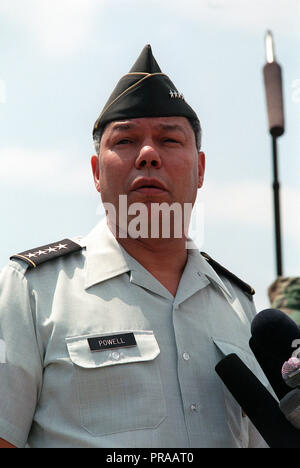 Le Général Colin Powell, président, Comité des chefs du personnel, les adresses des membres de la 2e Division de marines qui se préparent à partir pour participer à l'opération Bouclier du désert. Banque D'Images