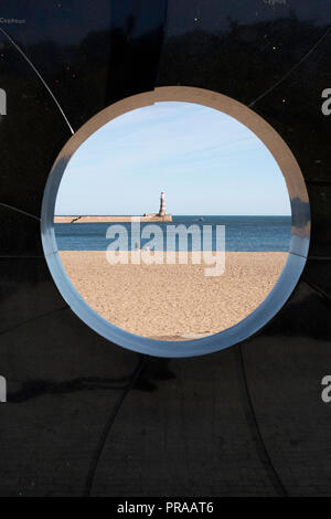 Avis de Roker pier et plage encadrée de sculpture 'C' marquant la fin de la C2C randonnée à vélo à Sunderland, en Angleterre, Royaume-Uni Banque D'Images