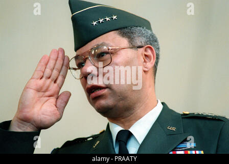 Le Général Colin Powell, chef d'état-major interarmées, slautes au cours de la cérémonie du crépuscule pour Pearl Harbour survivants à t'il Visitores Arizona Memorial Centre. La cérémonie fait partie des célébrations d'une journée commémorant le 50e anniversaire de l'attaque japonaise sur Pearl Harbor. Banque D'Images