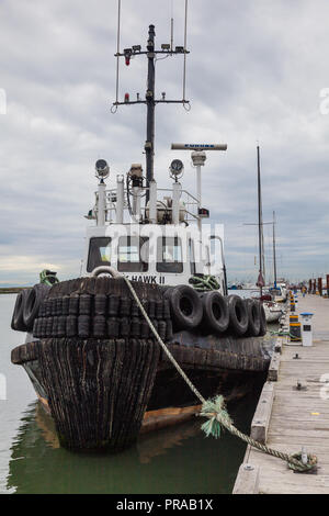 Remorqueur pousseur attaché à un quai flottant à Steveston en Colombie-Britannique Banque D'Images