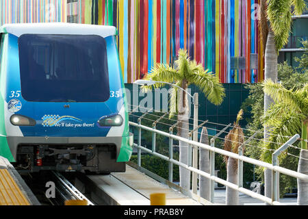 MIAMI, USA - 22 août 2018 : dans le centre-ville de Miami Metromover. Metromover est un transport public gratuit train automatisé, géré par le Miami- Banque D'Images