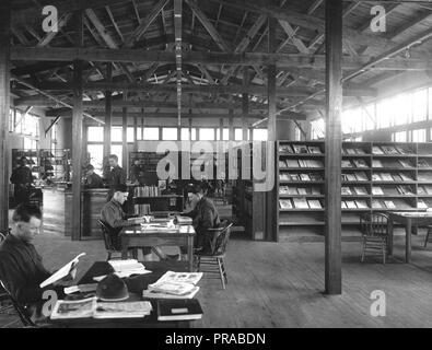 1918 - bibliothèques - New York à travers l'Iowa - Camp Joseph E. Johnston, Jacksonville, Floride. Vue de l'intérieur de la bibliothèque du camp. Banque D'Images