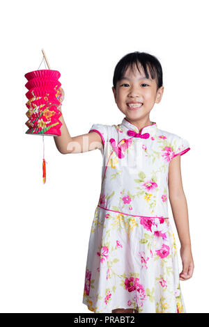 Chinois asiatique little girl holding latern célébrer le milieu de l'automne festival à fond blanc isolé Banque D'Images