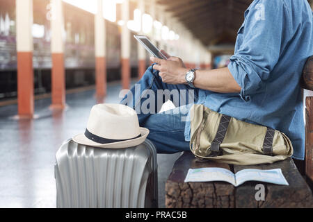 Voyageur asiatique homme avec effets personnels en attente de voyager par train à la gare de Chiang Mai, Thaïlande Banque D'Images