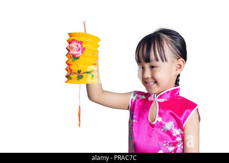 Chinois asiatique little girl holding latern célébrer le milieu de l'automne festival à fond blanc isolé Banque D'Images