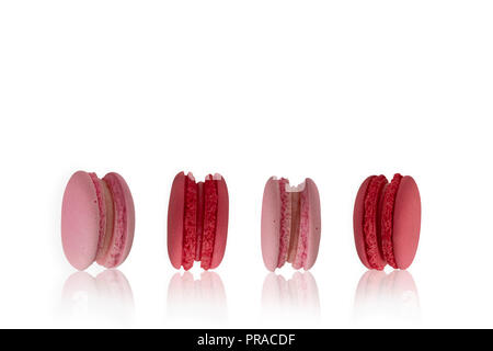 Macarons colorés sur le fond blanc. Banque D'Images