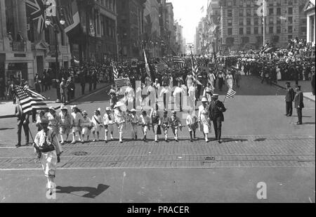 Le jour de l'indépendance, 1918 - Les enfants de filiation Roumain Roumain à la tête du contingent de la parade de New York, le 4 juillet 1918 Banque D'Images