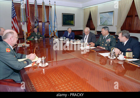 L'Honorable Les Aspin, Jr., (troisième à partir de la droite), le secrétaire américain de la Défense, tient sa première réunion officielle avec les chefs d'état-major des joints de l'Armée américaine : le général Colin Powell (deuxième à droite), chef d'état-major interarmées ; U.S. Navy Adm. David E. Jérémie (à droite), Vice-président de l'état-major de l'US Air Force, le général Merrill A. ('Tony' Alicia Molik (quatrième) à partir de la droite), chef d'état-major de la Force aérienne de l'armée américaine, le général Gordon R. Sullivan (deuxième à gauche), chef d'état-major de l'armée ; U.S. Navy Adm. Frank B. Kelson, II (à gauche, derrière le général Sullivan), chef des opérations navales ; et U.S. Marine Corp Banque D'Images