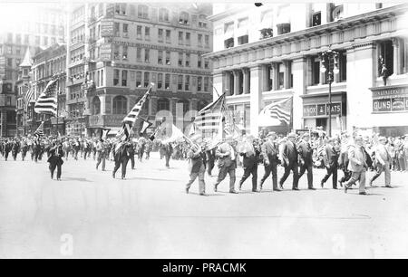 Le jour de l'indépendance, 1918 - Independence Day Parade, Cinquième Avenue, New York, le 4 juillet 1918. Des Américains de naissance allemande marchant Banque D'Images