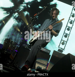 Josh Klinghoffer joue avec les Red Hot Chili Peppers en concert, au BankAtlantic Center de Sunrise, en Floride le 2 avril 2012. Banque D'Images