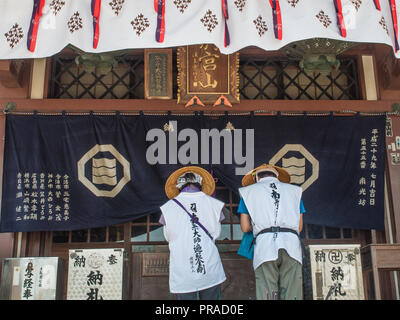 Henro pèlerins priant, Nankobo, temple 55 temple 88, Shikoku, pèlerinage, le Japon Ehime Banque D'Images