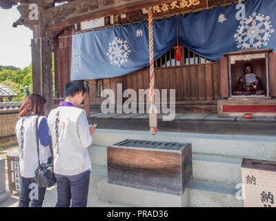 Pèlerins priant Taisanji Henro, temple, temple 88 56 Shikoku pèlerinage, Japon, Ehime Banque D'Images