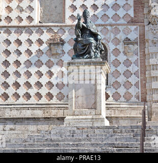 Perugia Ombrie Italie. La statue en bronze du pape Jules III en face de la cathédrale de San Lorenzo par Vincenzo Danti 1555. Banque D'Images