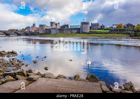 Magnifique vue panoramique sur cité médiévale King John's Castle et la rivière Shannon, Limerick, Irlande Banque D'Images