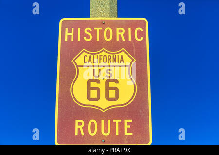 Libre de l'historique Route 66 road sign le long de la rue principale de Barstow, en Californie, sur le ciel bleu. Célèbre Mother road ou soixante six signe. Banque D'Images