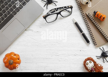 Happy Halloween Festival. Espace de travail de bureau télévision jeter dessus. Banque D'Images