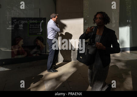 Les travailleurs de la ville s'occuper de leurs affaires pendant leur pause déjeuner, centre de Londres Banque D'Images
