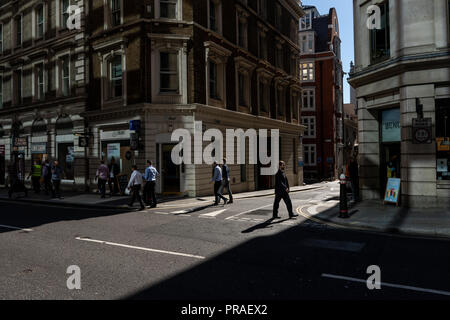 Les employés de bureau se précipiter sur leur pause déjeuner dans le quartier des affaires de Central London UK Banque D'Images