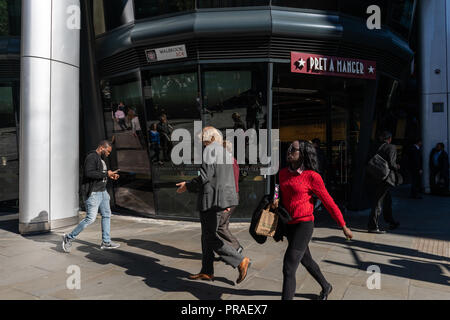 Les employés de bureau se précipiter sur leur pause déjeuner dans le quartier des affaires de Central London UK Banque D'Images