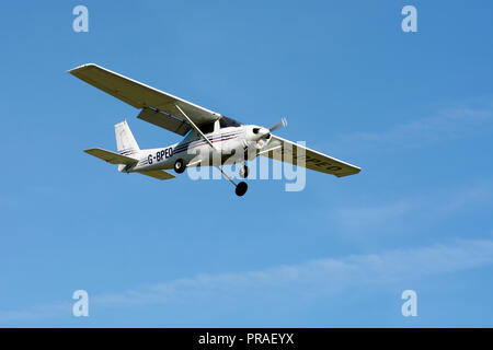 Cessna 152, à l'atterrissage à l'Aérodrome de Wellesbourne, Warwickshire, UK (G-BPEO) Banque D'Images