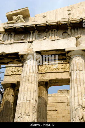 La Grèce. Athènes. De l'Acropole. Parthénon. Temple classique dédié à Athéna. 447 BC-432 BC. Ordre dorique. Architectes : Iktinos et Callicrates. Sculpteur Phidias. Fronton ouest, establature avec frieze, triglyph, metope, architrave, de capitaux et de colonnes. Détails architecturaux. En haut, sculpture représentant Kekrops et Pandrosos, réplique. Banque D'Images