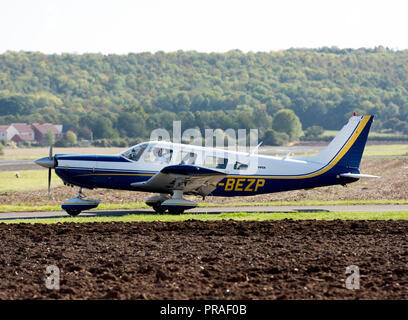 Piper PA-32-300 Cherokee Six à Wellesbourne Airfield, Warwickshire, UK (G-BEZP) Banque D'Images