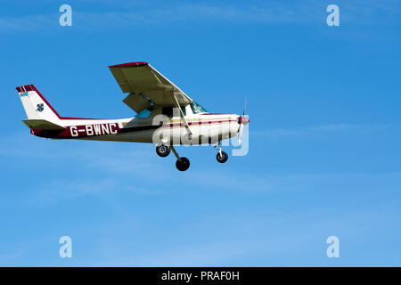 Cessna 152, à l'atterrissage à l'Aérodrome de Wellesbourne, Warwickshire, UK (G-BWNC) Banque D'Images