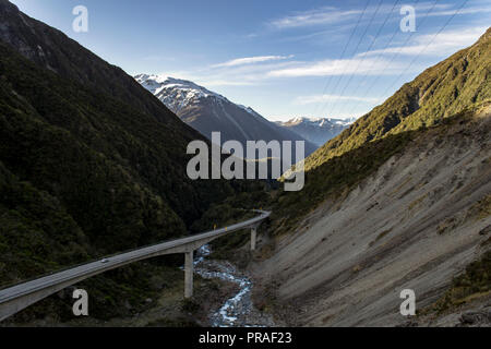 Arthurs Pass, en Nouvelle-Zélande. Route de la côte ouest de l'État, ou l'autoroute 73 Banque D'Images