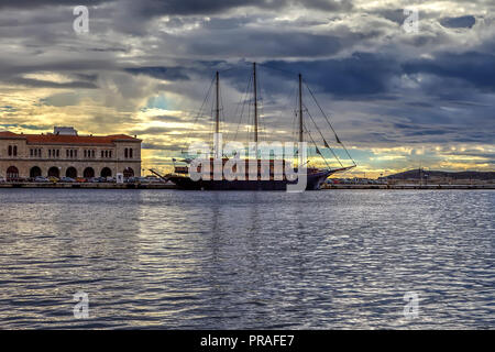 Voilier en bois . Grand bateau en bois amarré dans le port de l'île d'Ermoúpoli après la pluie. Ciel dramatique dans l'arrière-plan. Le point de droit. Banque D'Images