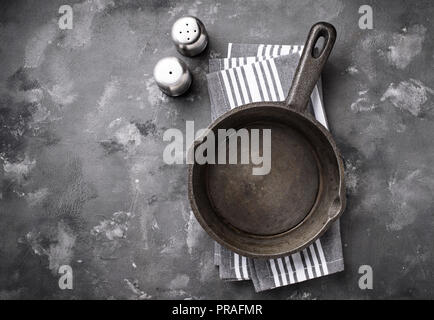 Poêle en fonte sur table gris Banque D'Images