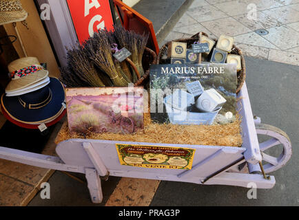 Un roman de l'affichage extérieur cadeaux touristiques un magasin spécialisé dans les choses provençal, basée sur la lavande, dans le sud de la ville de Apt. Banque D'Images