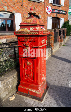 Vintage red letterbox en fonte, Rochefort, Belgique Banque D'Images