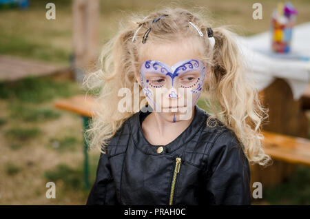 Adorable petite fille blonde avec corps et visage portrait peinture Banque D'Images