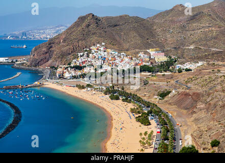 TENERIFE, ESPAGNE - 20 août : (NOTE DE LA RÉDACTION : un filtre polarisant a été utilisé pour cette image.) La Playa de Las Teresitas et la petite ville de San Andrés est vu de Mirador Las Teresitas Las Teresitas (Lookout) à San Andrés, le 20 août 2018 à Tenerife, Espagne. L'eau de la plage est polluée d'année en année en raison de la des pétroliers. Banque D'Images